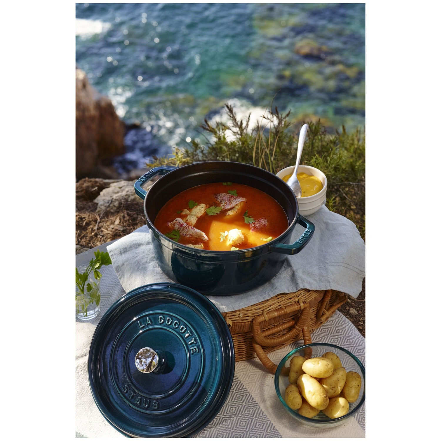 Cocotte en fonte ronde avec picots, bleu la mer 28 cm - staub