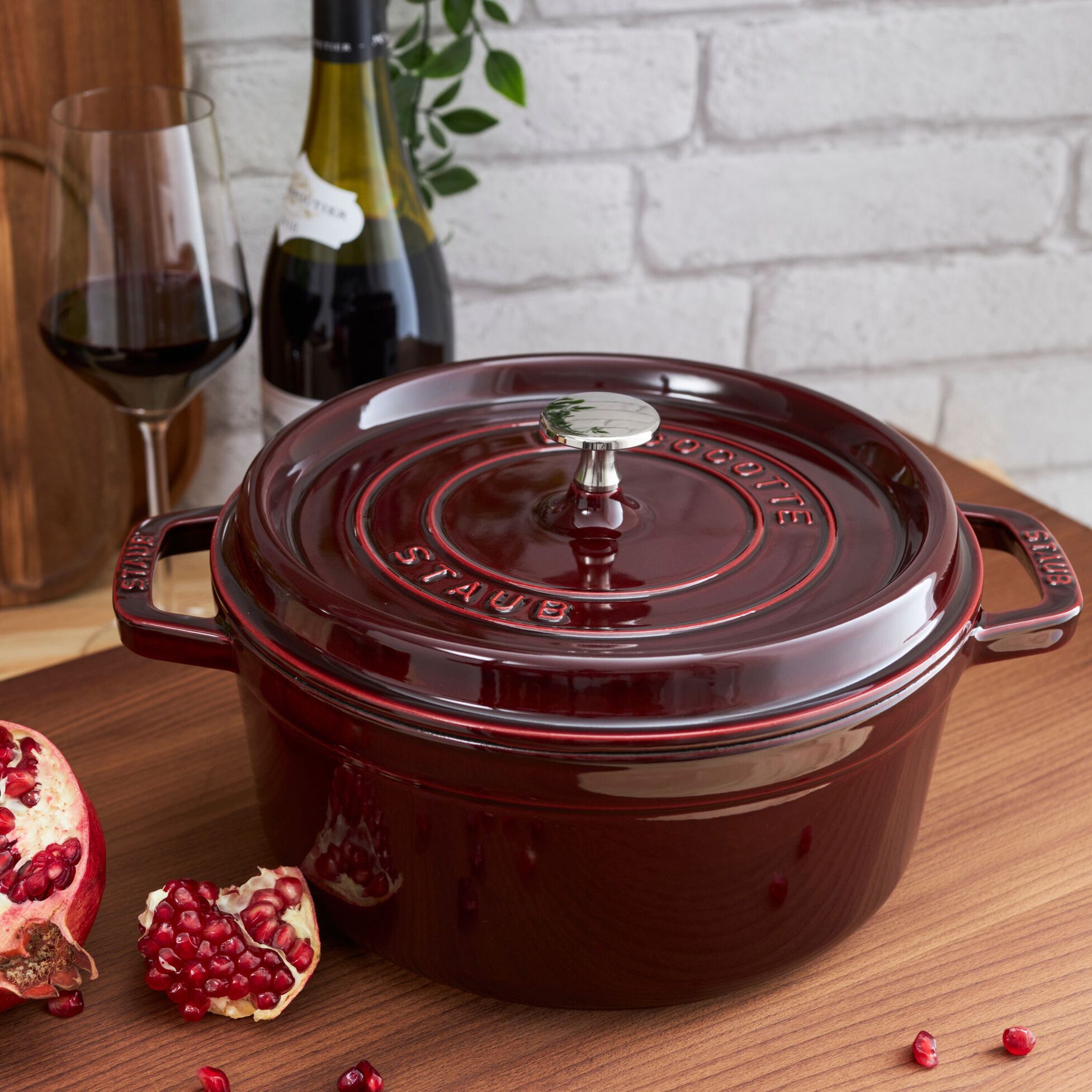 Cocotte en fonte ronde avec couvercle à picots 24 cm grenadine - staub