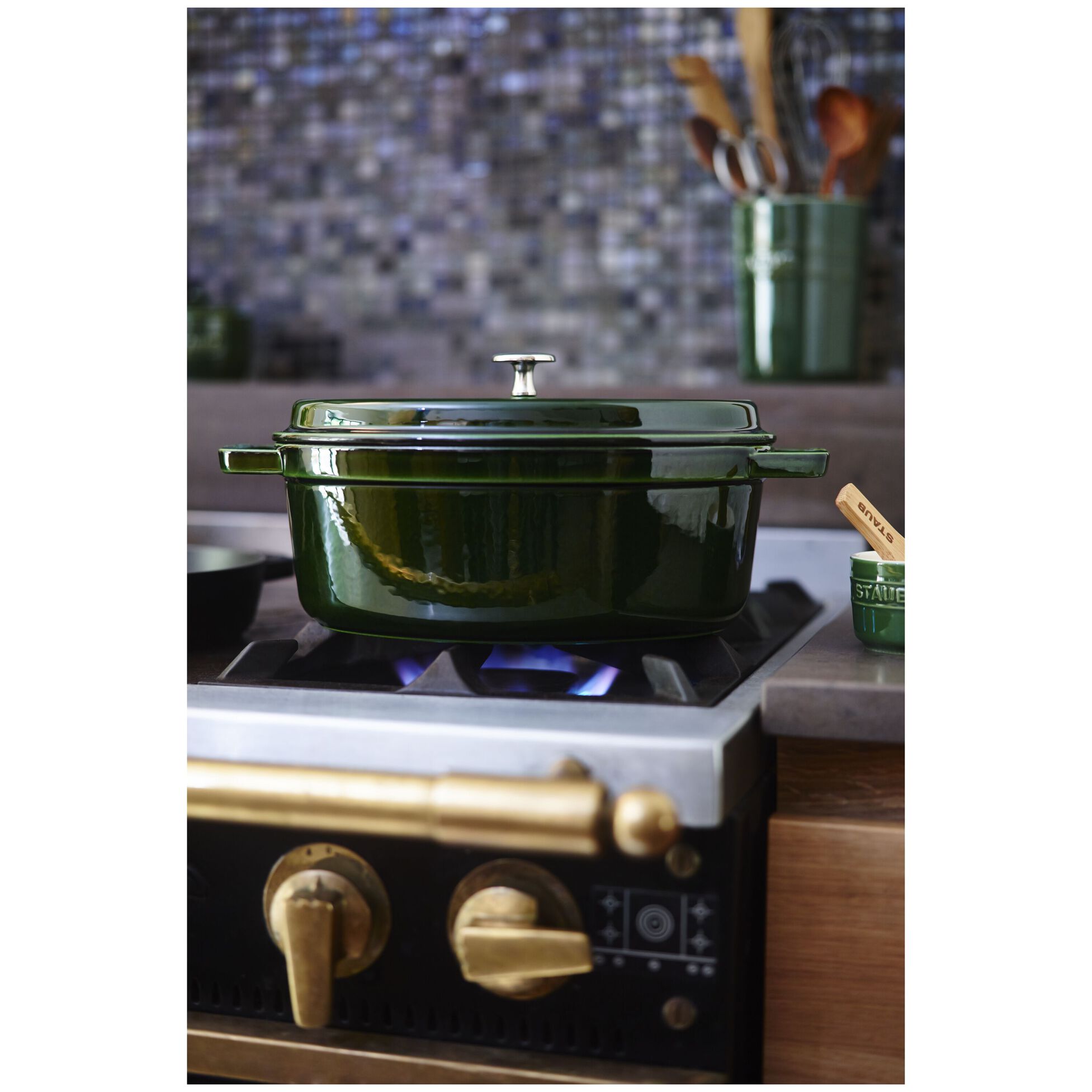 Cocotte en fonte ovale avec couvercle à picots 33 cm vert basilic - staub