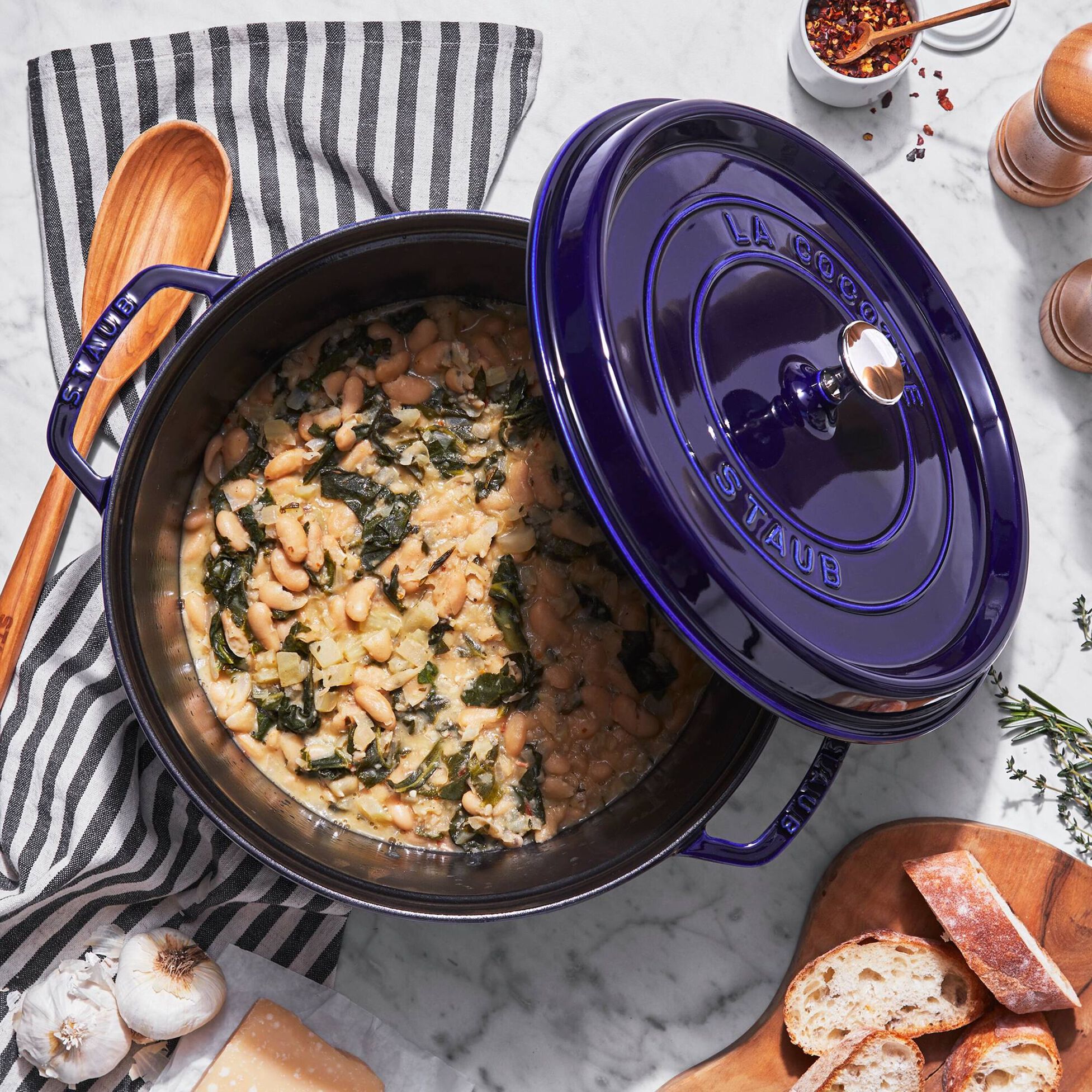 Cocotte en fonte ronde avec picots, bleu intense 28 cm - staub
