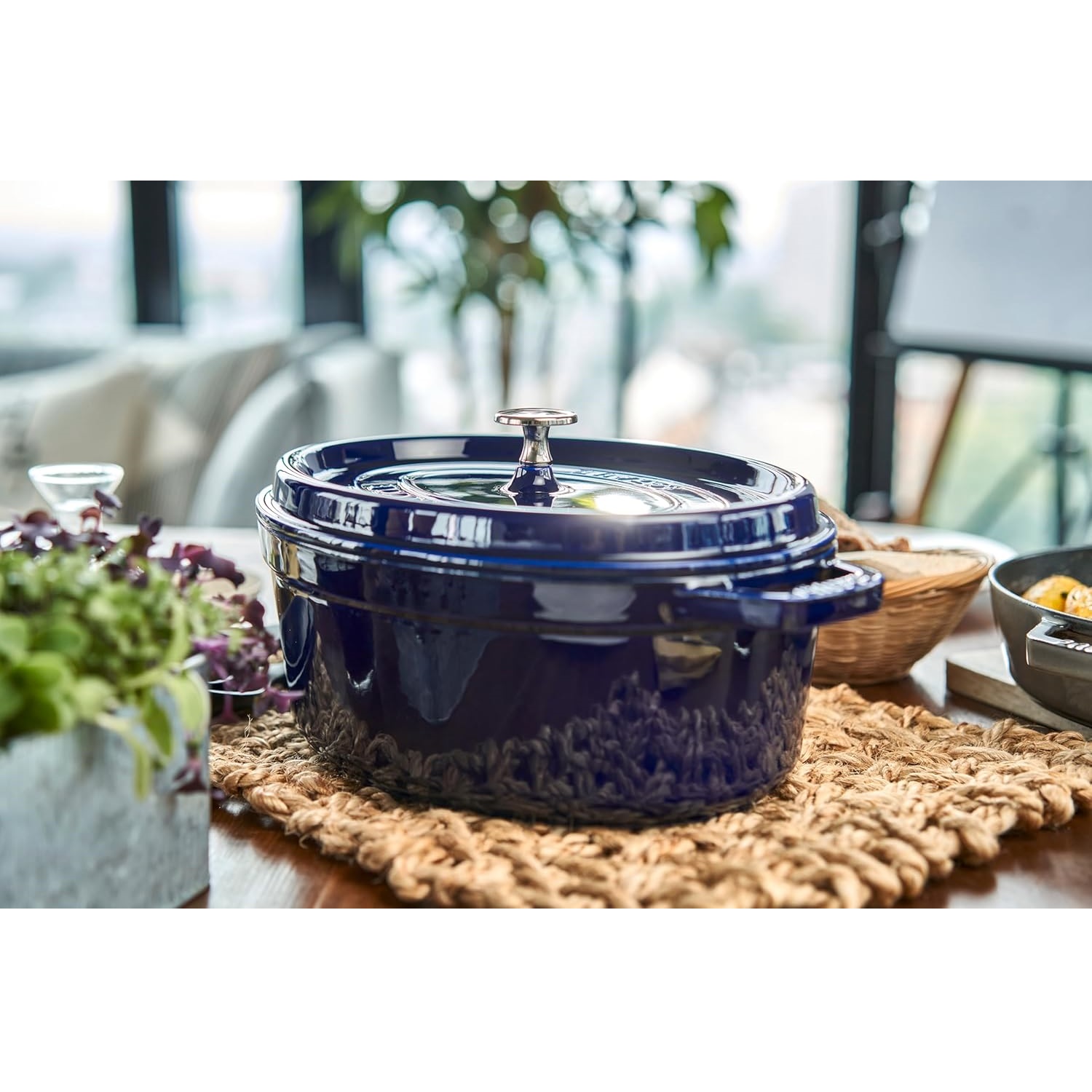 Cocotte en fonte ovale avec couvercle à picots 29 cm, bleu intense - staub