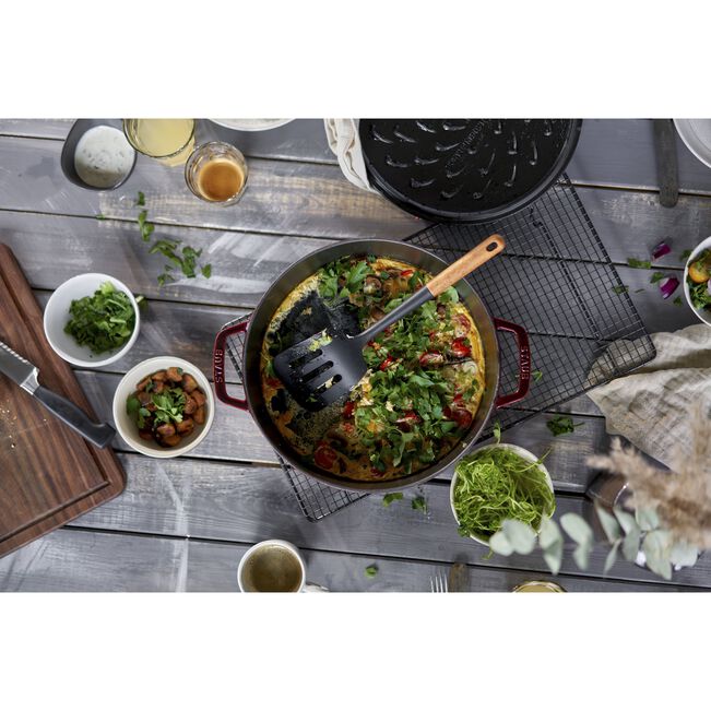 Sauteuse chistera en fonte avec couvercle à picots 28 cm rouge grenadine - staub