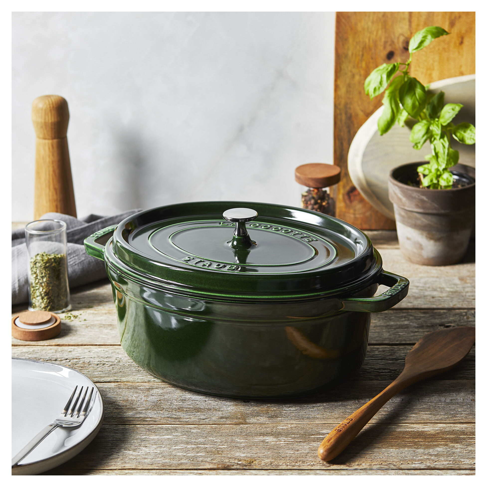 Cocotte en fonte ovale avec couvercle à picots 31 cm vert basilic - staub