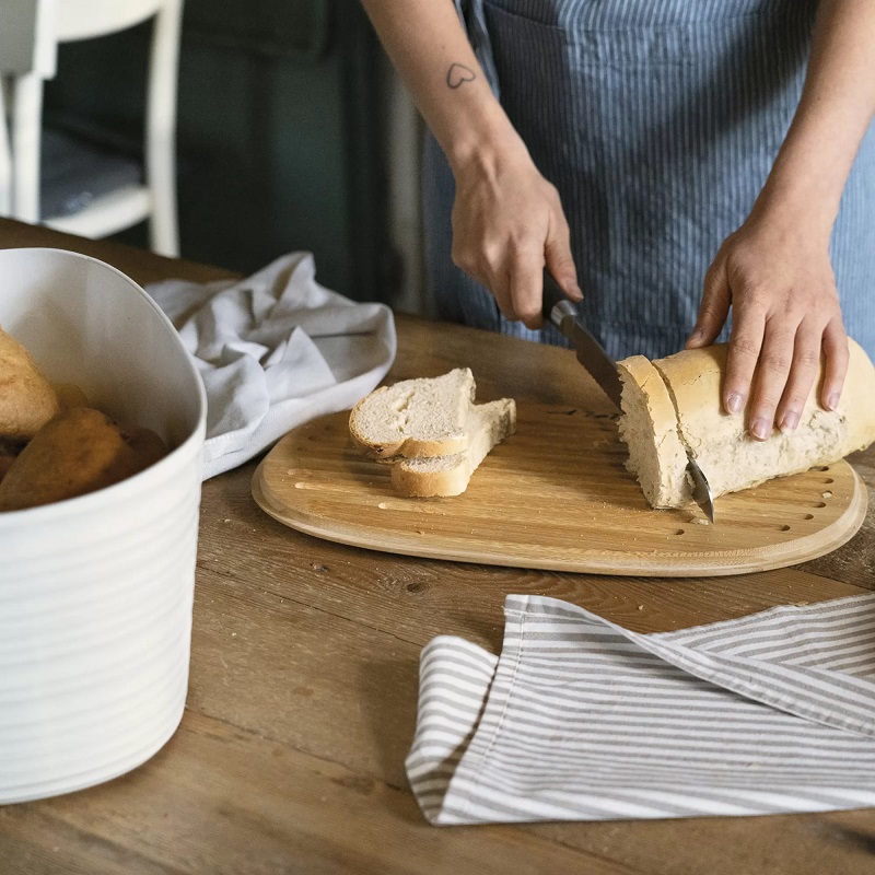 Boite à pain ou viennoiseries avec couvercle planche à découper, blanc lait - guzzini