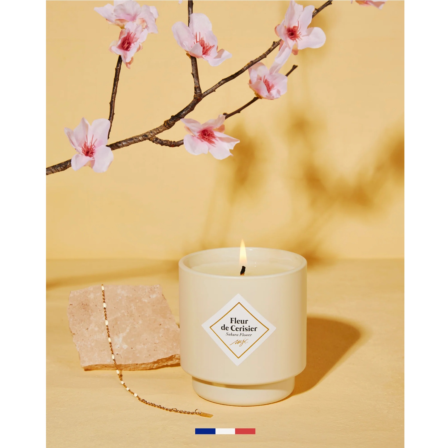 Bougie parfumée fleur de cerisier bracelet or et perles beige les essentielles 36h - my jolie candle