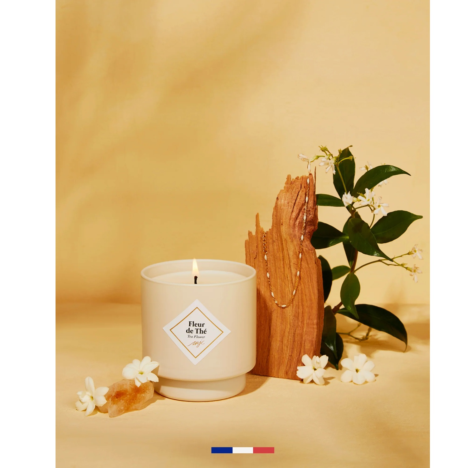 Bougie parfumée fleur de thé bracelet or et perles crème les essentielles 36h - my jolie candle