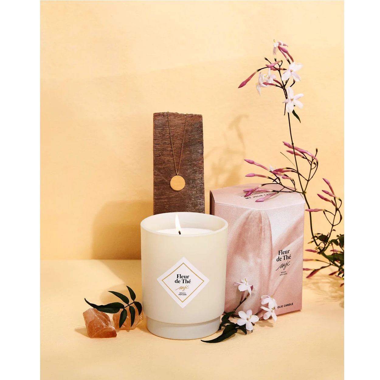 Fleur de thé bougie parfumée surprenantes avec bijou collier or 50h - my jolie candle
