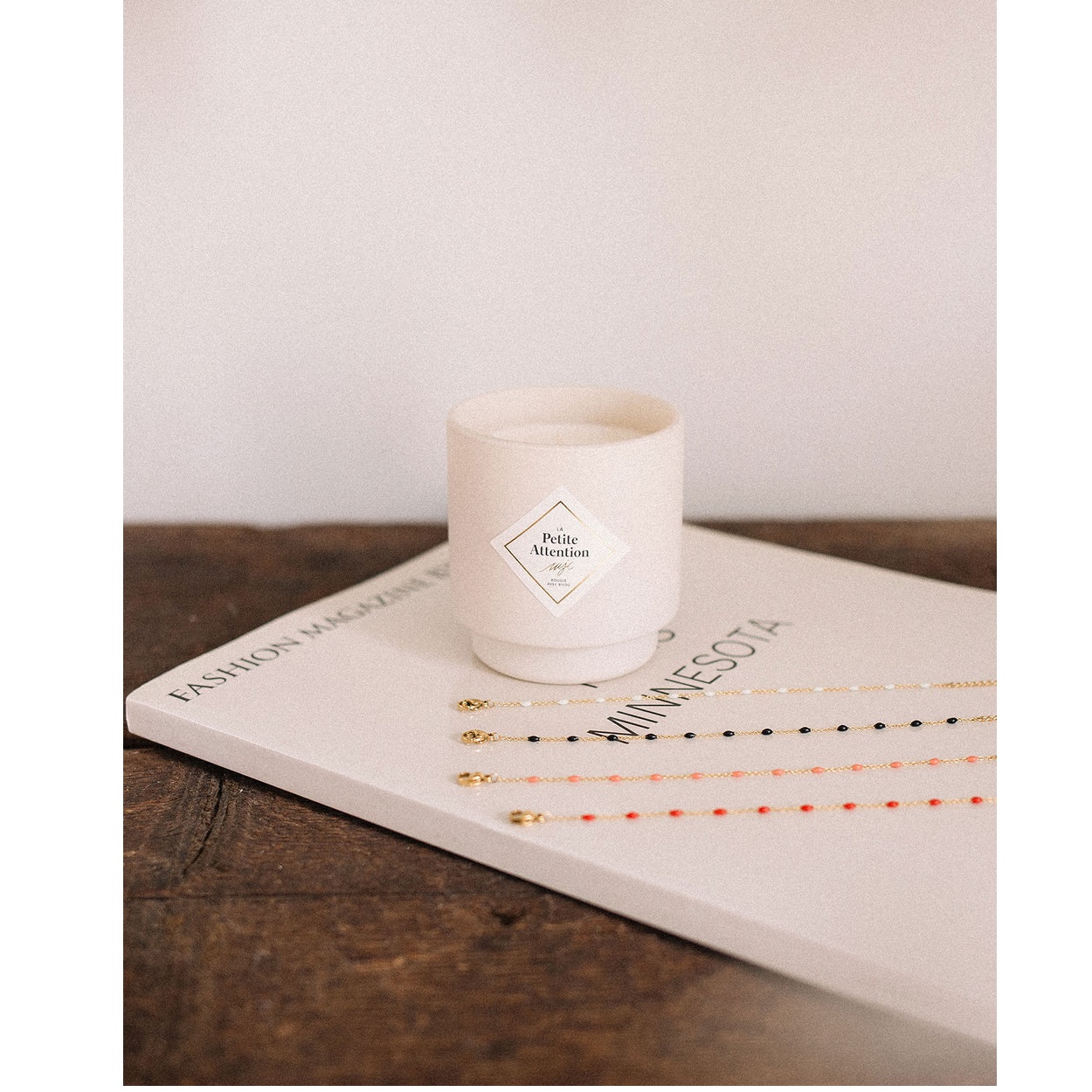 Bougie parfumée fleur de thé collier or et noir les essentielles 36h - my jolie candle