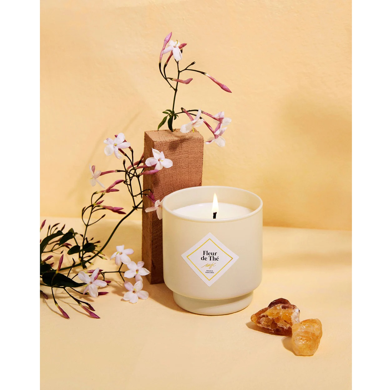 Bougie parfumée fleur de thé collier or et noir les essentielles 36h - my jolie candle