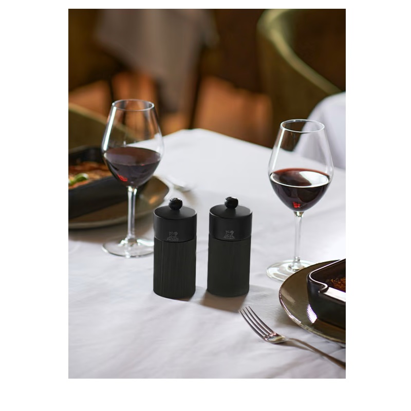 Coffret cadeau line noir mat 12 cm - duo de moulins à poivre et à sel manuels night chic et son entonnoir en inox - peugeot saveurs