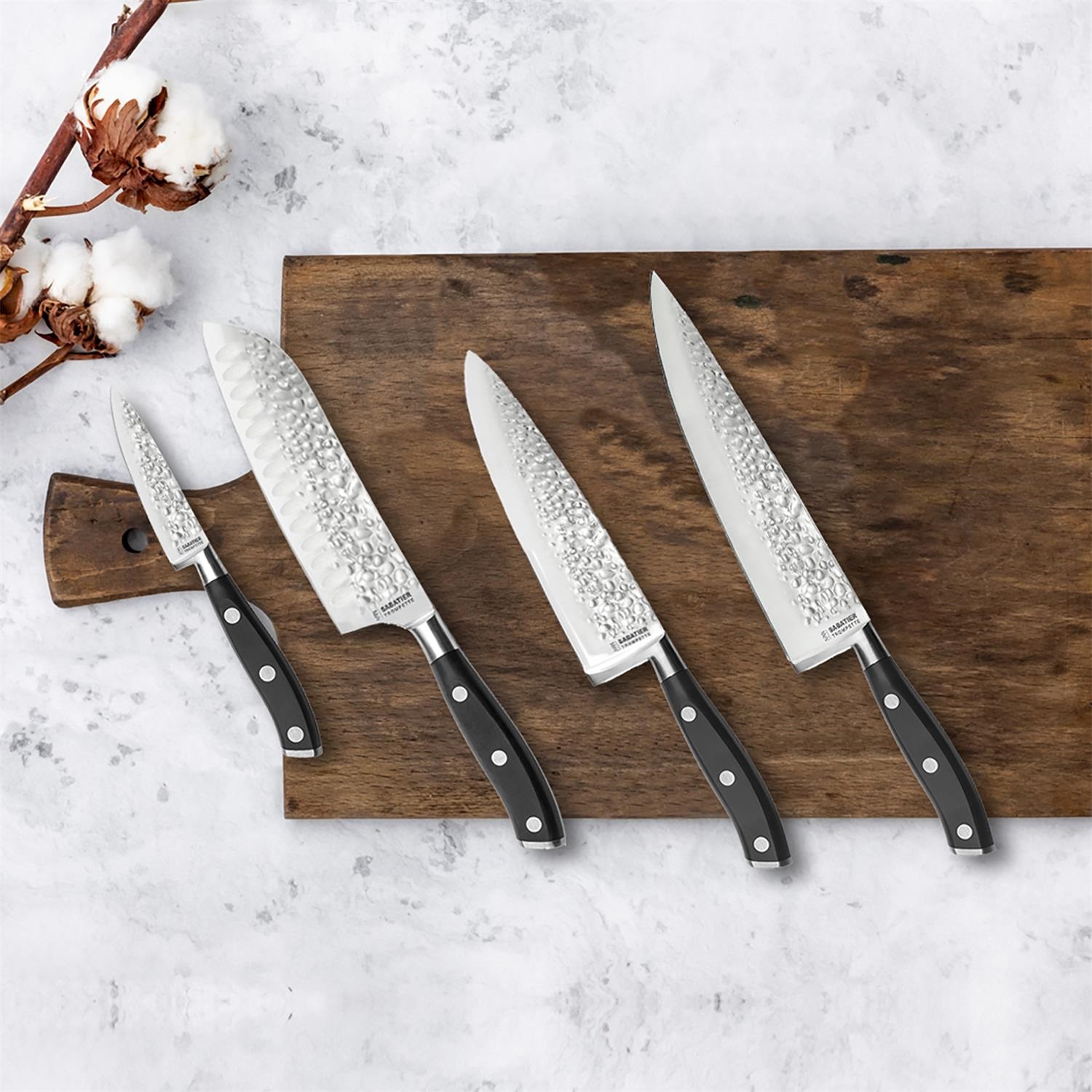 Carbon - couteau santoku 18 cm martelé avec protection de lame sabatier trompette - richardson