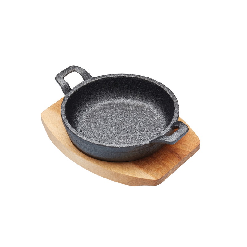 Mini plat a gratin artesia en fonte sur plateau bois 16 cm - kitchencraft