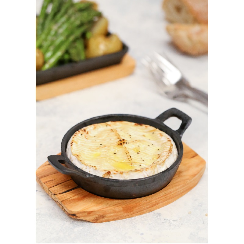 Mini plat a gratin artesia en fonte sur plateau bois 16 cm - kitchencraft