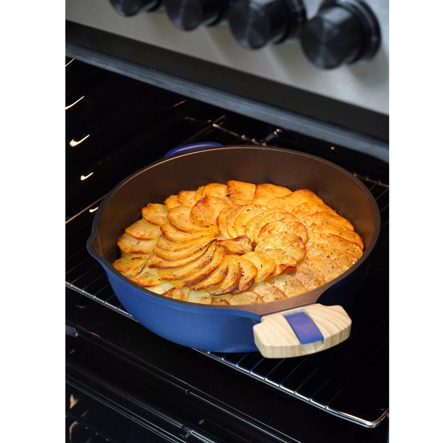 La fabuleuse ustensile de cuisson 8 en 1 sauteuse corps bleu saphir 24 cm - cookut