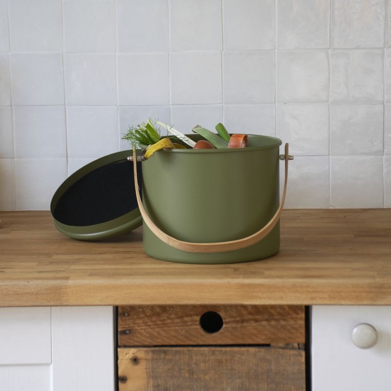 Seau à compost d'intérieur 7l métal vert et bambou avec filtre à charbon - pebbly