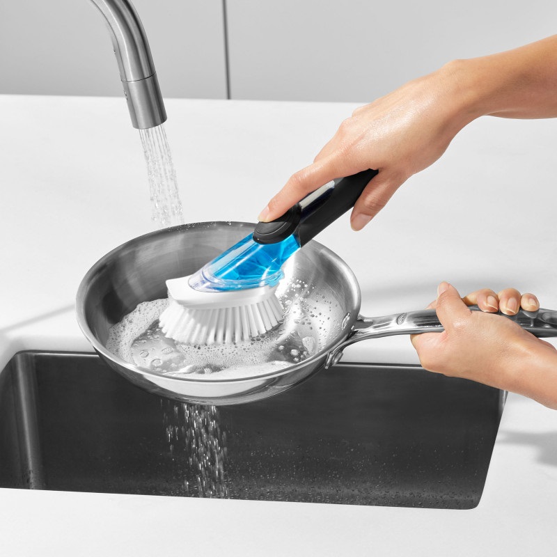 Brosse à vaisselle distributrice de savon avec manche - oxo