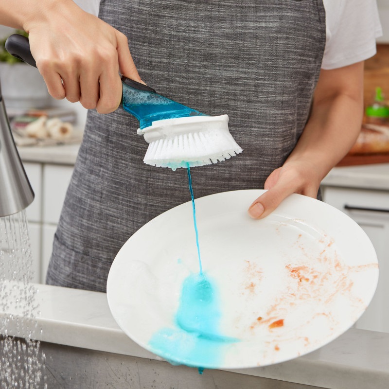 Brosse à vaisselle distributrice de savon avec manche - oxo