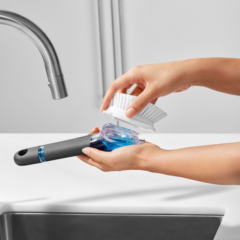 Brosse à vaisselle distributrice de savon avec manche - oxo