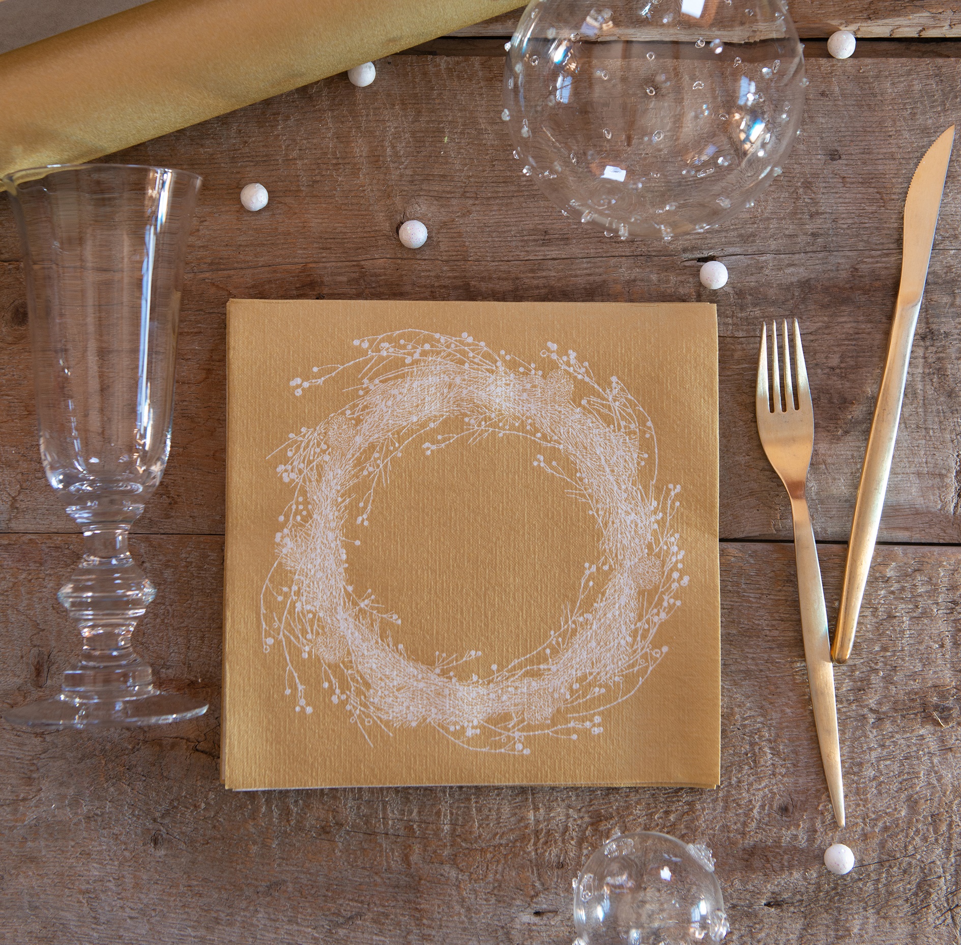 Lot de 20 serviettes de table intisse 40 x 40 cm couronne or- francoise paviot